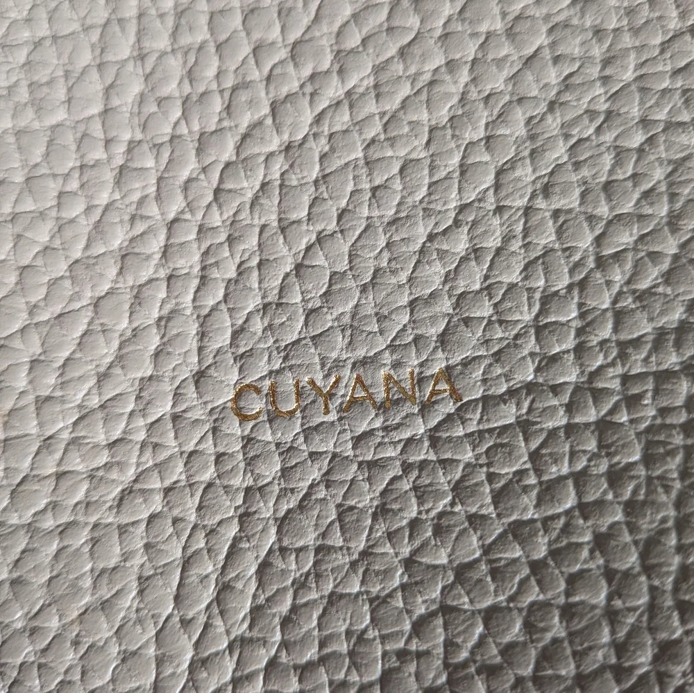 Cuyana Clasic Easy Tote in Cream Leather - Picture 3 of 5